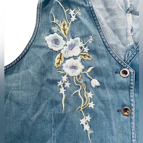 Denim Embroidered Wildflower Romantic Whimsical Floral Sleeveless Button Up Top - Picture 2 of 5